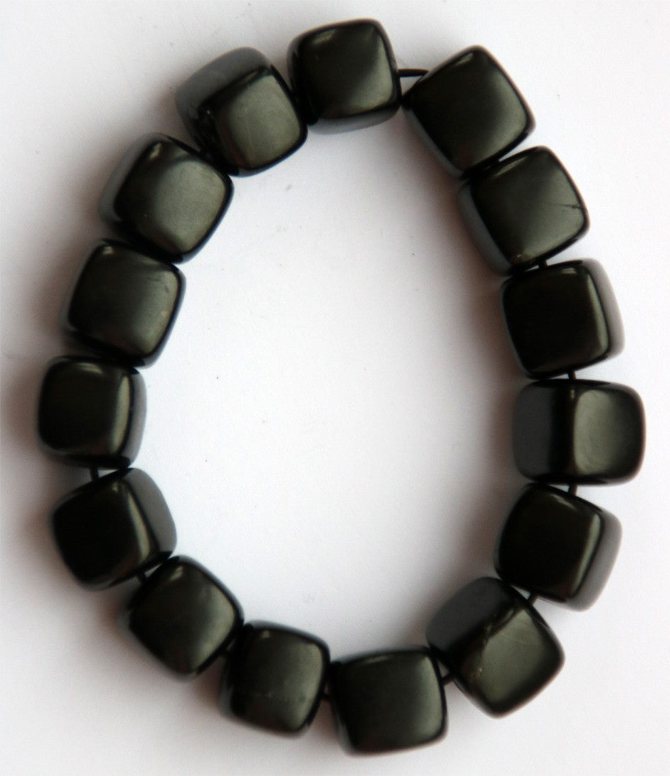 Šungito apyrankė, 15 kvadratinių karoliukų