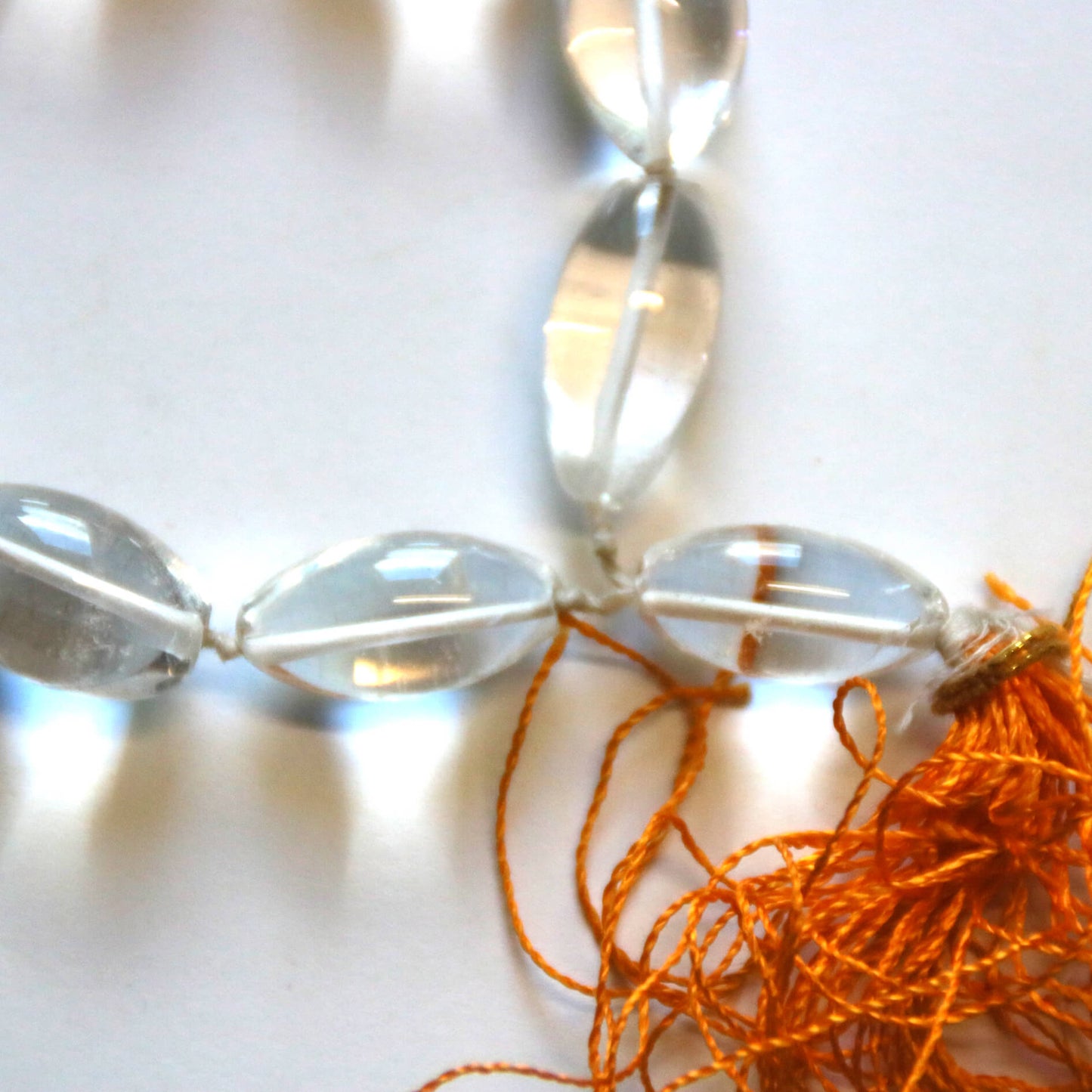 Чётки из горного хрусталя с продолговатыми бусинами (108 бусин)