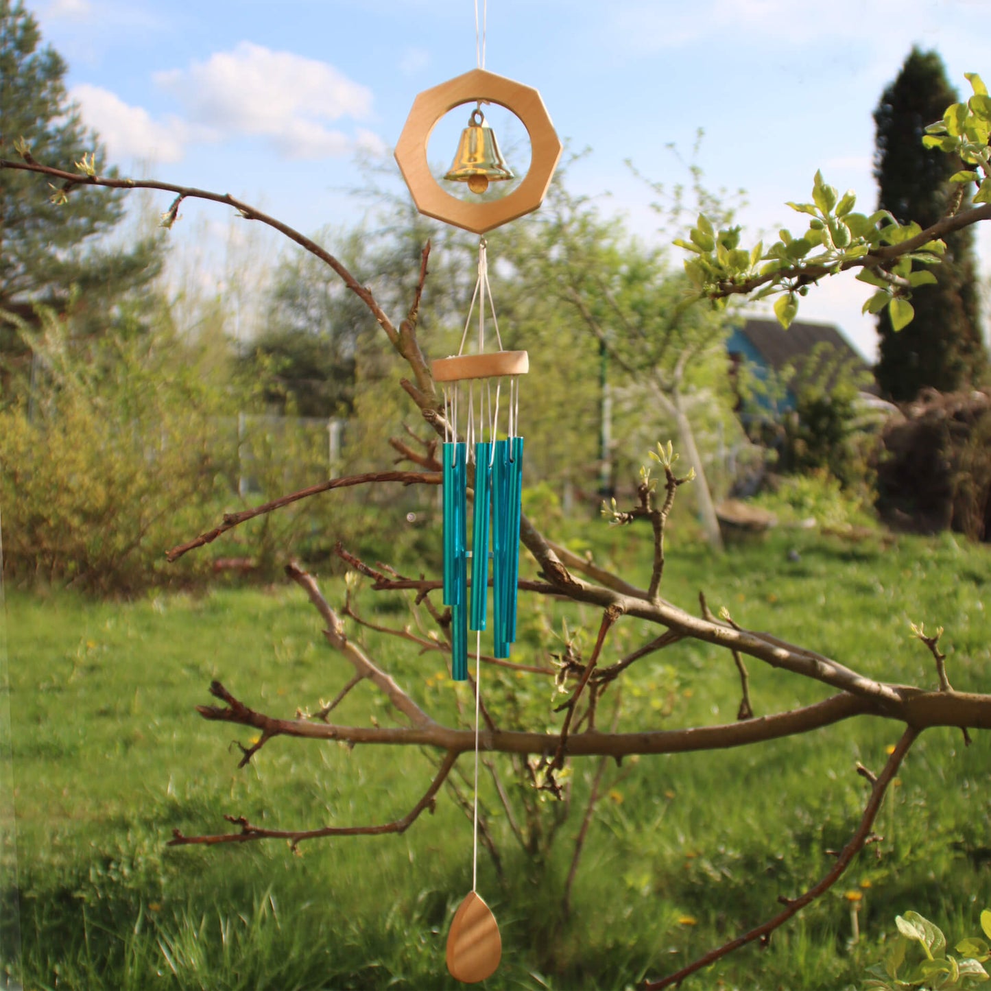 Музыка ветра, синие трубки с колокольчиком