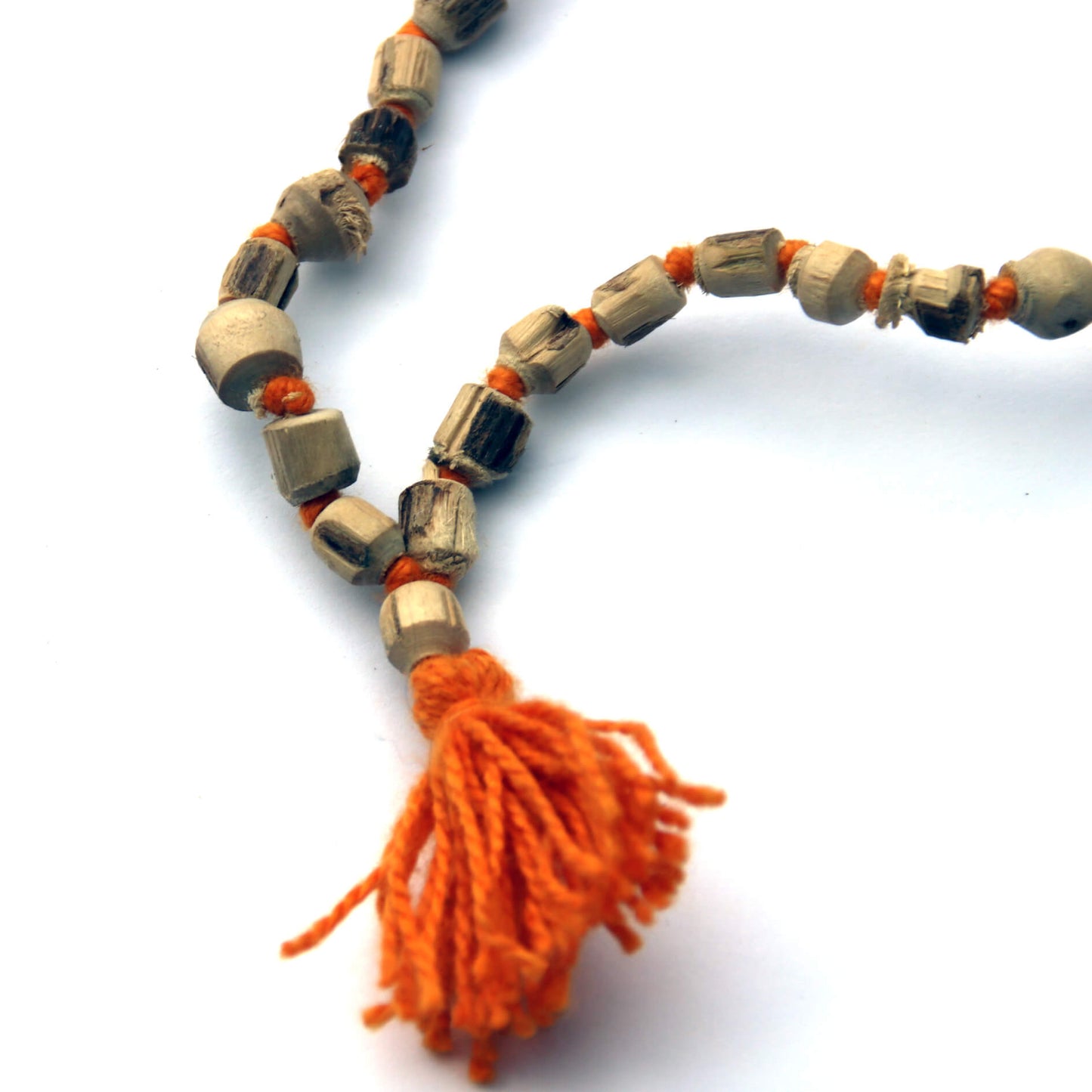 Чётки из дерева туласи с оранжевыми разделительными бусинами (108 бусин)