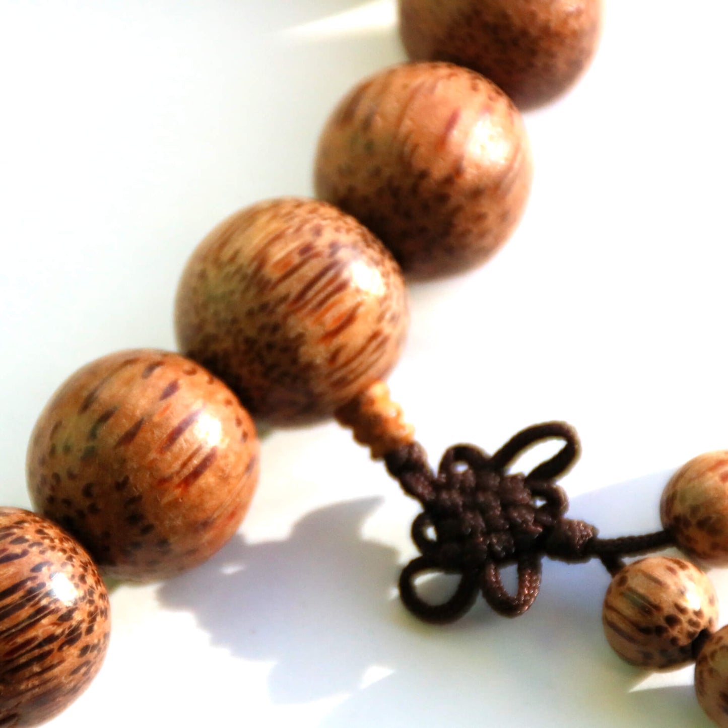 Чётки из семян "с узорами" (18 бусин)