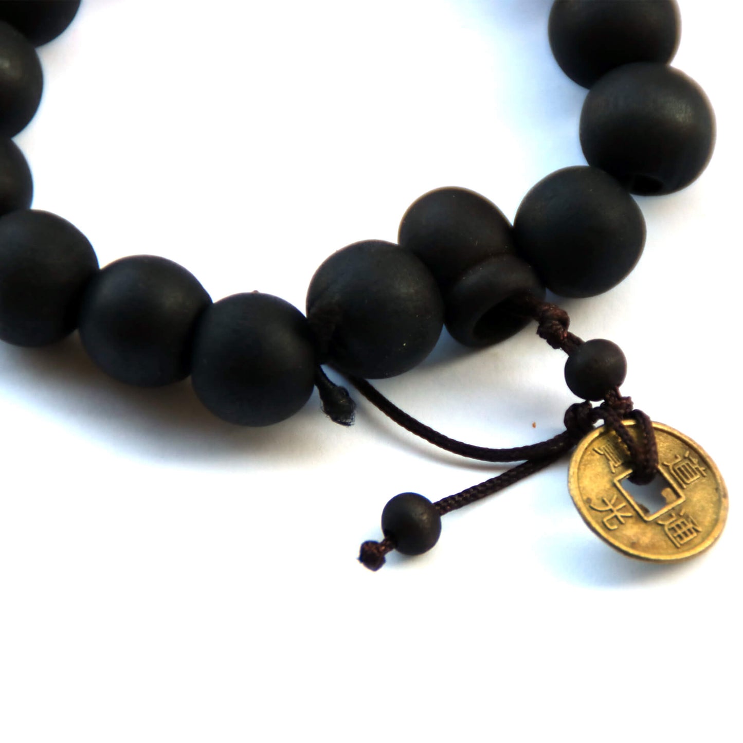 Браслет из дерева с монетой